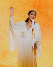 Watch free Rupi Kaur Live HD online